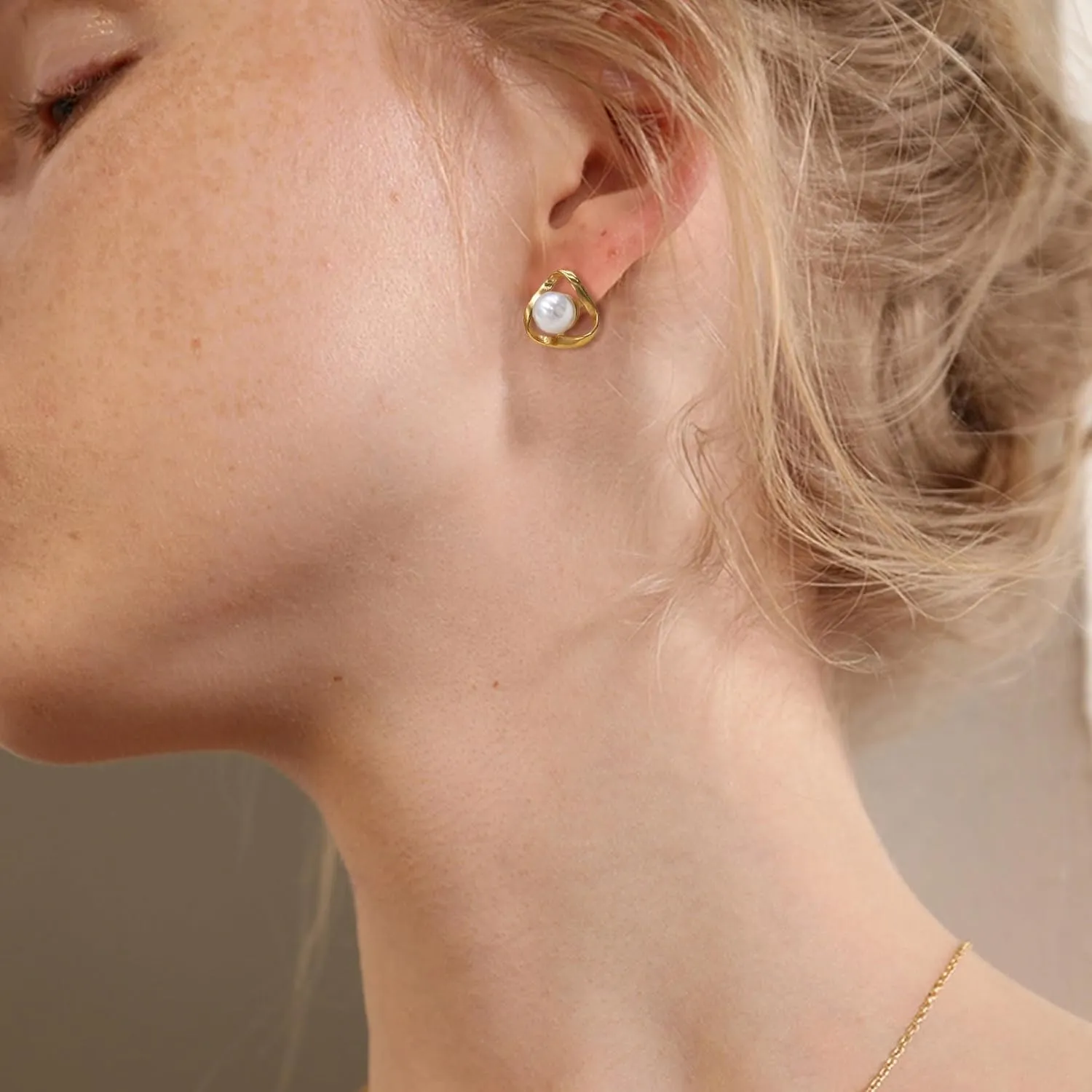 6 Pairs Gold Hoop Earrings Set for Women Fashion Lightweight Chunky Pearl Earrings Multipack Twisted Statement Earring Small Big Hoops Earrings Set for Women Jewelry Gifts