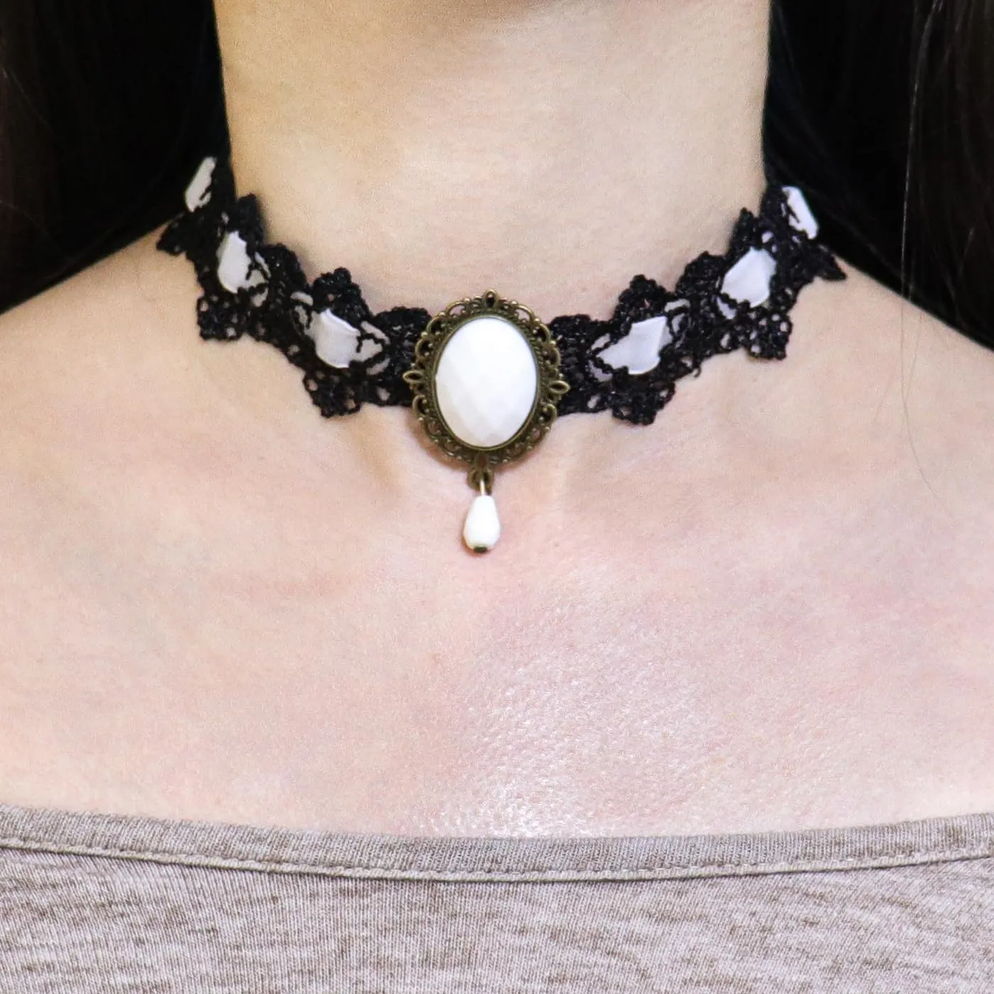 Pingyongchang Lace Choker Necklace Black Lace Crystal Choker Necklace for Women Halloween Weeding Costume Party Prom Vampire Pendant Choker for Women Gothic Jewelry